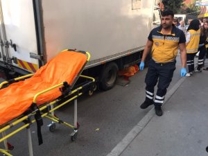 Fatih’te nakliye kamyoneti geri geri manevra yaptığı esnada bir kadına çaparak altına aldı. Kadın çarpmanın etkisiyle olay yerinde hayatını kaybetti.  Polis ekiplerinin olayla ilgili incelemesi sürüyor.