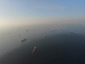 Sis engeline takılan gemiler havadan görüntülendi