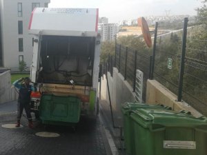 İzmit’te çöp konteynırları temizleniyor