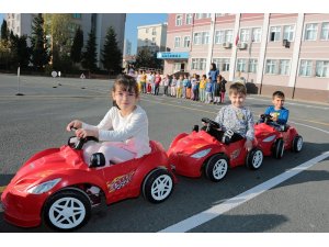 Ataşehir’de minik sürücüler trafik eğitiminde