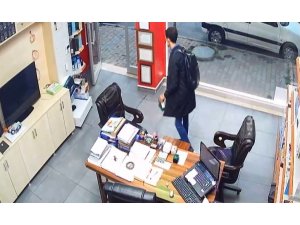 Arnavutköy’de sadaka kutusunu çalan hırsız kameralara yakalandı