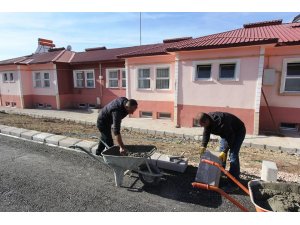 Bayburt Belediyesi ekiplerinin bordür çalışması devam ediyor