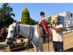 Özel çocuklar atla terapi ediliyor