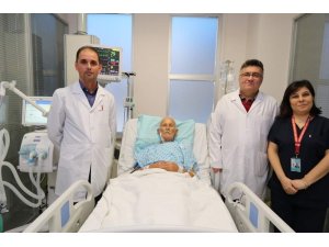 Yaşlı hasta, çalışan kalbine yapılan bypass ile sağlığına kavuştu