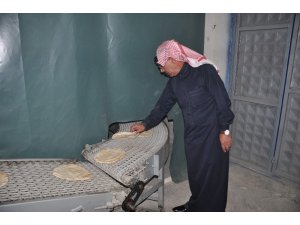 Dünyaca ünlü Suriyeli sanatçı Akçakale’de fırın açıp fakirlere ekmek dağıtıyor