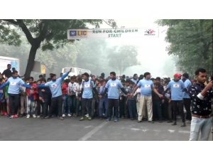 Hindistan’da eğitimi durduran hava kirliliği koşu yarışını engelleyemedi