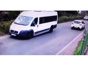 Kartal’da servis minibüsünün devrilme anı kamerada