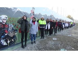 Öğrenci ve polislerden Türk bayrağına selam