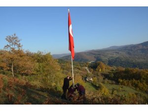 Köyünün en tepesinde Türk bayrağı dikti