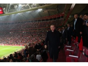Cumhurbaşkanı Erdoğan, soyunma odasına inerek millileri kutladı