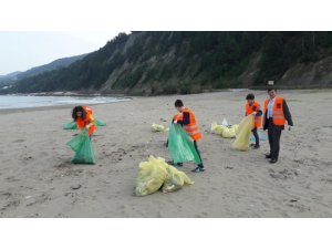 Öğrenciler Çatalzeytin ilçe sahilini temizledi
