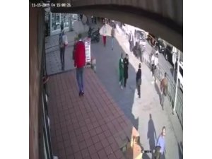 Başörtülü kıza yumruklu saldırı kamerada