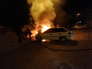 Park halindeki otomobilde çıkan yangına paniğe neden oldu