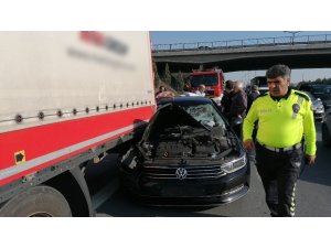 Otomobil tıra çarptı: 2 yaralı
