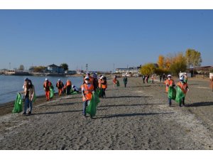 Çocuklar, "temiz çevre temiz kent" sloganıyla Van Gölü sahilini temizlediler