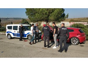 Otomobilde mahsur kalan gençleri polis kurtardı