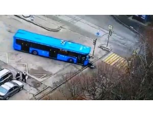 Rusya’da halk otobüsü yaşlı kadını ve torununu ezdi
