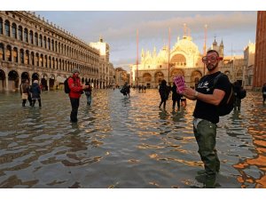 Venedik’te tarihi San Marco Meydanı sular altında kaldı