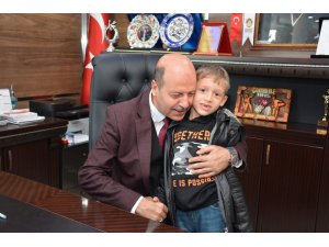 Şehit İbrahim Imış’ın oğlu Kayra’dan Başkan Bozkurt’a sürpriz ziyaret
