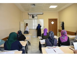Şahinbey Belediyesi Sosyal Tesislerinde okuma yazma öğreniyorlar