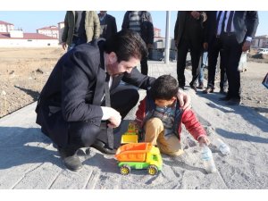 Başkan Sayan’ın çocukla kumda oyun oynadığı anlar yürekleri ısıttı