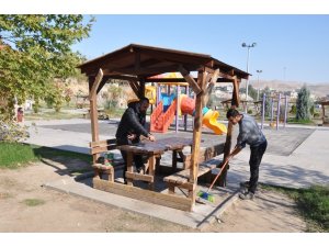 Cizre’de parklarda temizlik ve onarım çalışmaları