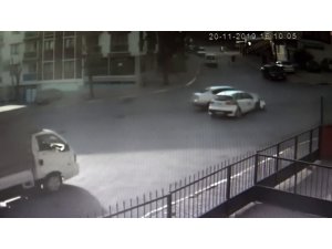 Pendik’te iki otomobilin birbirine girdiği kaza kamerada