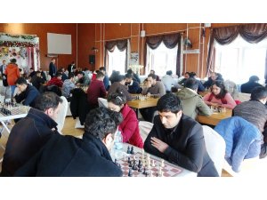 Erciş’te öğretmenler hünerlerini satranç turnuvasında gösterdi