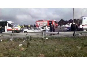 TEM Otoyolu Kavacık mevkiinde meydana gelen trafik kazasında araç ikiye bölündü. 2 kişinin ağır yaralandığı kaza sonrası itfaiyenin bölgedeki çalışması sürüyor.
