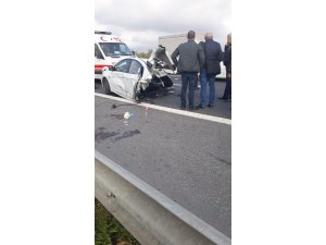 TEM Otoyolu’ndaki feci kazada otomobil ikiye bölündü