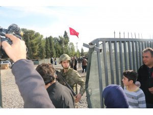 Türk askerini alnından öpen Suriyeliler yıllar sonra kavuştukları topraklarda secdeye kapandı