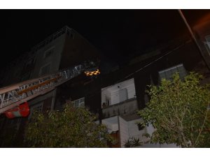Beyoğlu’nda iki binanın çatısı alev alev yandı