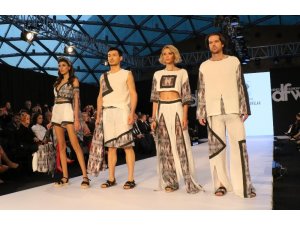 Fashion Week’te ünlü mankenler podyuma çıktı