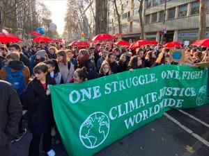 Almanya'da 20 bin genç 'küresel iklim grevi' yürüyüşü düzenledi