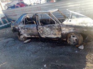 Tosya’da park halindeki otomobil alev alev yandı