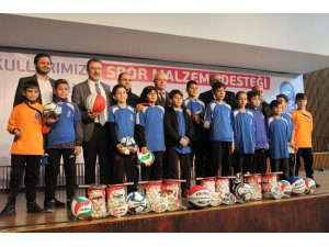 Eyüp Sultan Belediyesi’nden okullara spor malzemesi desteği