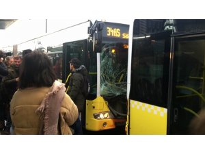 Fikirtepe metrobüs durağında iki metrobüs birbirine girdi. Olay yerine çok sayıda ambulans sevk edildi.