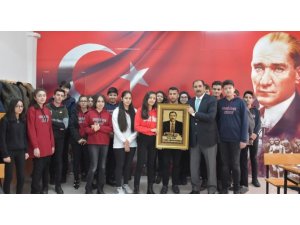 Erzincan Lisesinden İl Milli Eğitim Müdürü Gün’e Öğretmenler Günü hediyesi