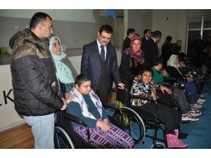 Yüksekova’da engellilere tekerlekli sandalye dağıtımı