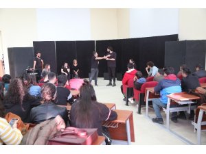 Erdemli’de üniversite öğrencilerine ücretsiz tiyatro gösterisi