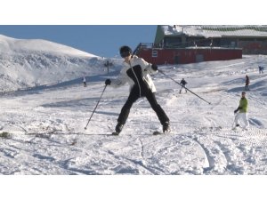 Uludağ’da kayak sezonu açıldı, tatilciler pistlere akın etti