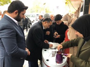AK Partili gençler Türk kahvesi ikram etti