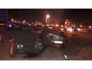 2 otomobil çarpıştı: 1 yaralı
