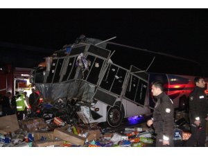 Kargo kamyonu ile otobüs çarpıştı; 2 ölü 26 yaralı