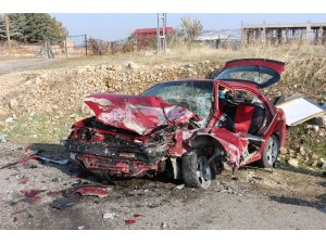 Otomobiller kafa kafaya çarpıştı: 1’i ağır 3 yaralı