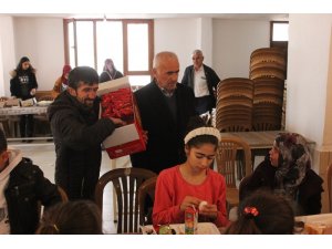 Simitçi Erkan’dan Suriyeli yetim çocuklara kahvaltı