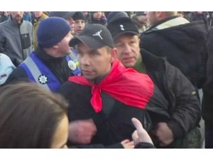 Eski Ukrayna Devlet Başkanı Poroşenko’ya yumurtalı saldırı