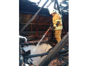 Yangında içeride mahsur kalan ev sahibini itfaiye kurtardı