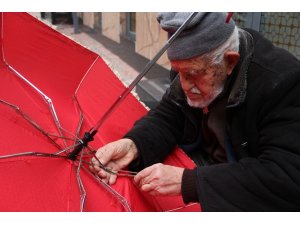 90 yaşında gözlük kullanmadan şemsiye tamir ediyor