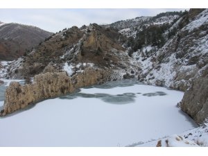 Oltu Sivridere sulama barajı göleti buz tuttu